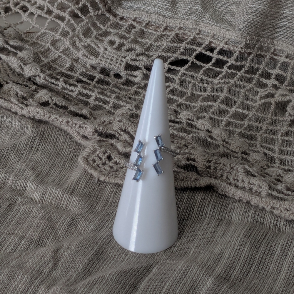 Elegant Silver Geometric Blue Ring